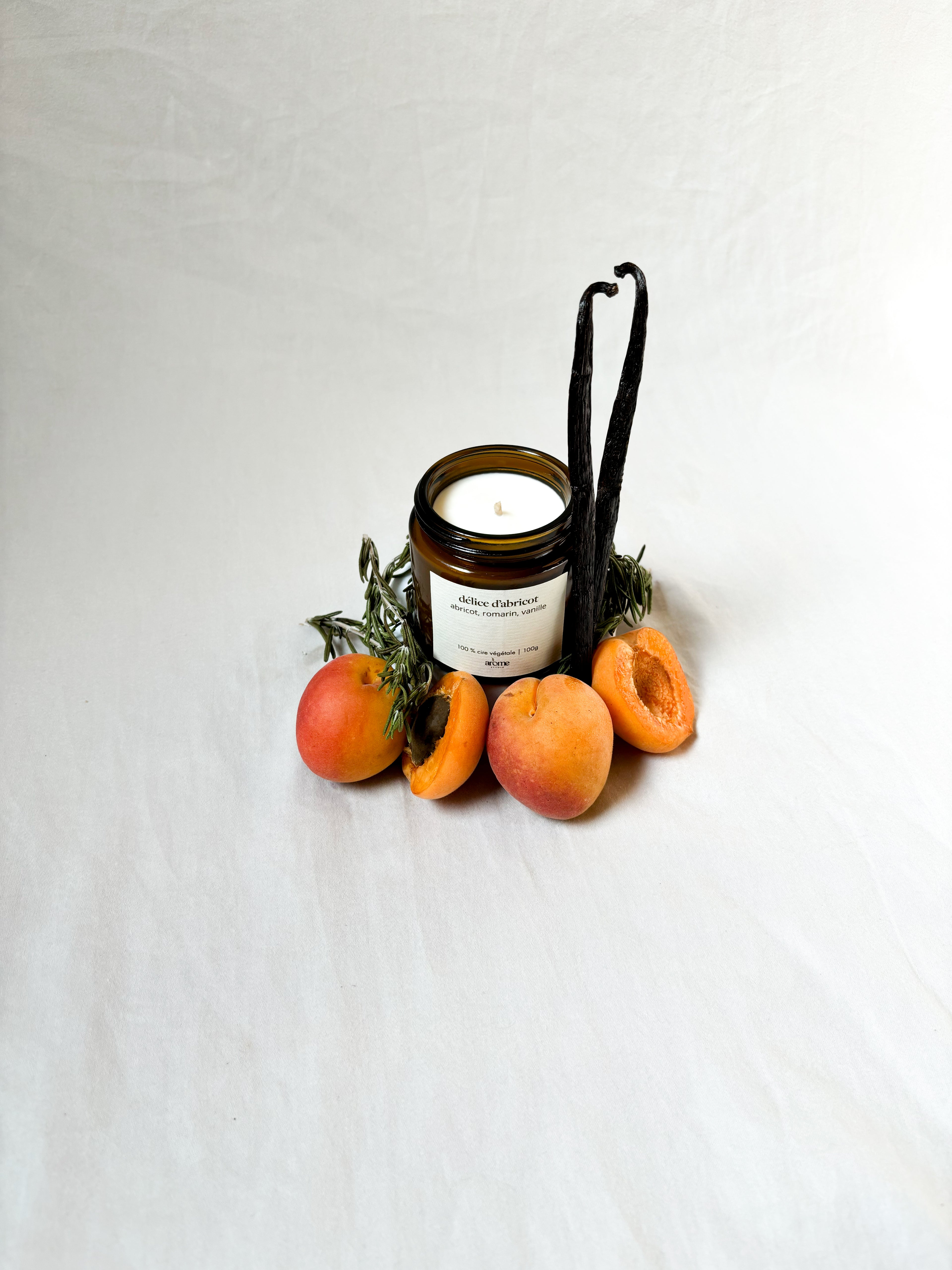 Bougie parfumée artisanale au parfum d'abricot et romarin, fabrication française Arôme Studio