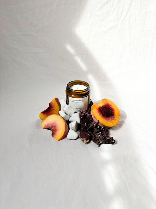 Bougie parfumée artisanale pêche tropicale et fleur d'hibiscus, décoration estivale et solaire.